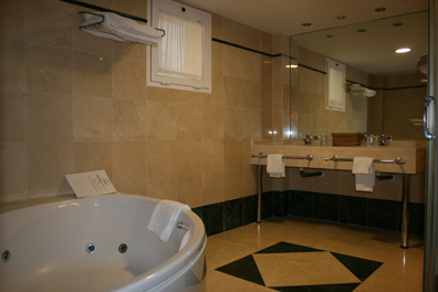 Ba&ntilde;o habitaci&oacute;n Superior ba&ntilde;era hidromasaje