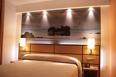 Habitaci&oacute;n doble, cama de matrimonio King Size, vista frontal al mar