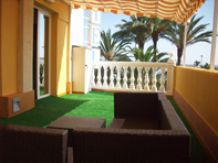 Terraza privada de 30 m2 con tumbonas y vistas al mar